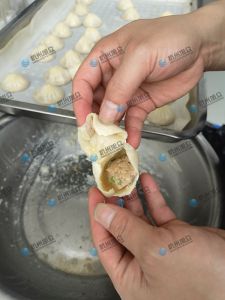 現(xiàn)場給客戶做灌湯包，效果滿意！